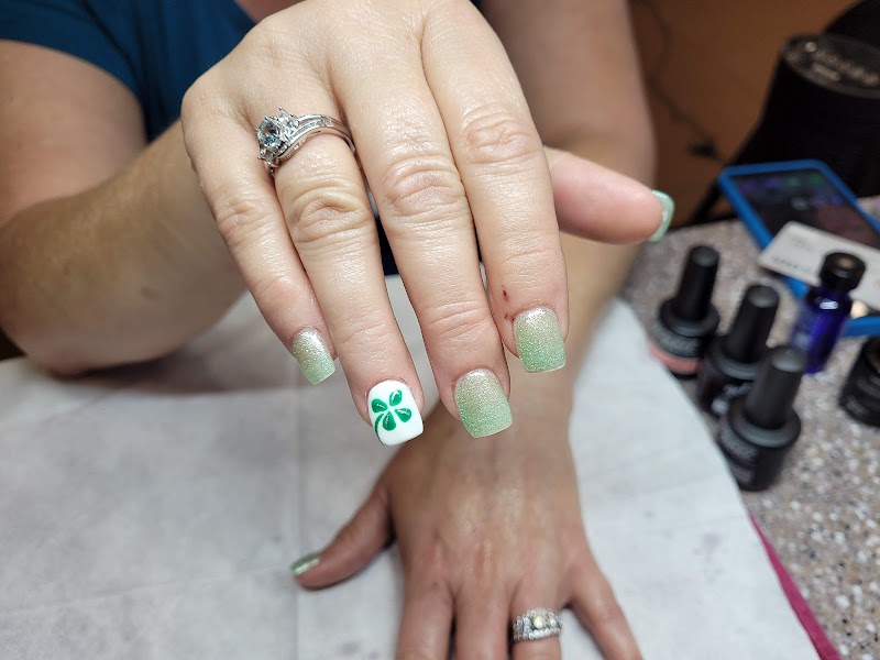 Finished nail set with top coat shine